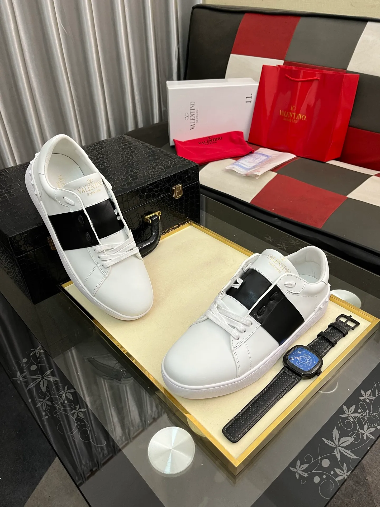 Men's shoes💰420⌚️⌚️Valentino white shoes⚡️Original replicas are coming👉Many pictures of the feet of Internet celebrities🔥Authentic Hong Kong purchased for HKD 5,500⚠️All parts are genuine molds, refuse to look at pictures to make goods👊The upper is made of top-grained cowhide➕3D printed. Water-dyed cow lining inside + cowhide feet, code number: 38-44